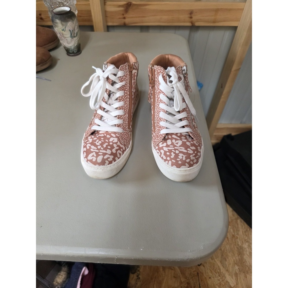Universal Threads Animal Print Zip Up‎ Sneakers. Size 8